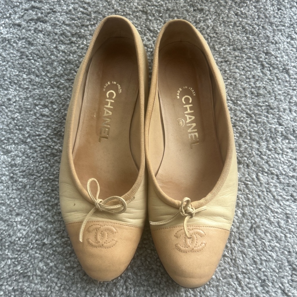 CHANEL Tan Leather Ballet Flats with CC Medallion